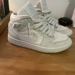 Jordan 1 Mid Spruce Aura